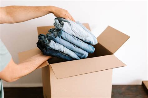 How to Ship Clothing: Unraveling the Threads of Logistics and Style